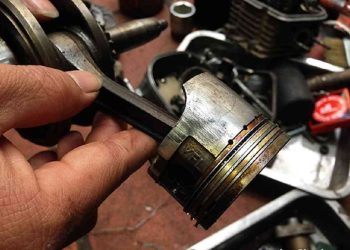 Động cơ bị ám muội khi không thay nhớt cho xe máy