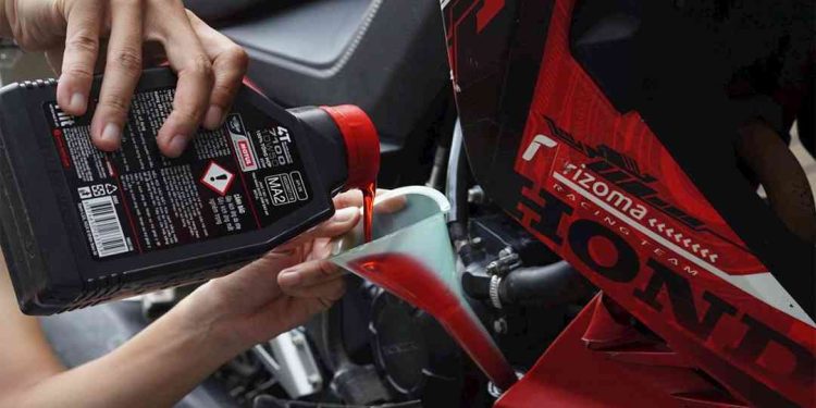 Hướng dẫn cách thay nhớt xe máy tại nhà