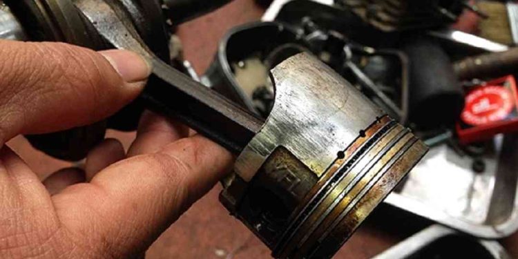 Động cơ bị ám muội khi không thay nhớt cho xe máy